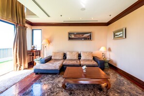 Presidential Room | Living area | 27-inch LCD TV with satellite channels, TV - Garden Cliff Resort and Spa (Pattaya)