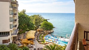 A resort with a pool, outdoor seating, and a view of the sea. - Garden Cliff Resort and Spa (Pattaya)