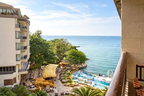 Premium Seaview | Terrace/patio - Garden Cliff Resort and Spa (Pattaya)