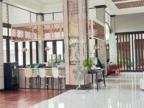 2 bars/lounges, poolside bar