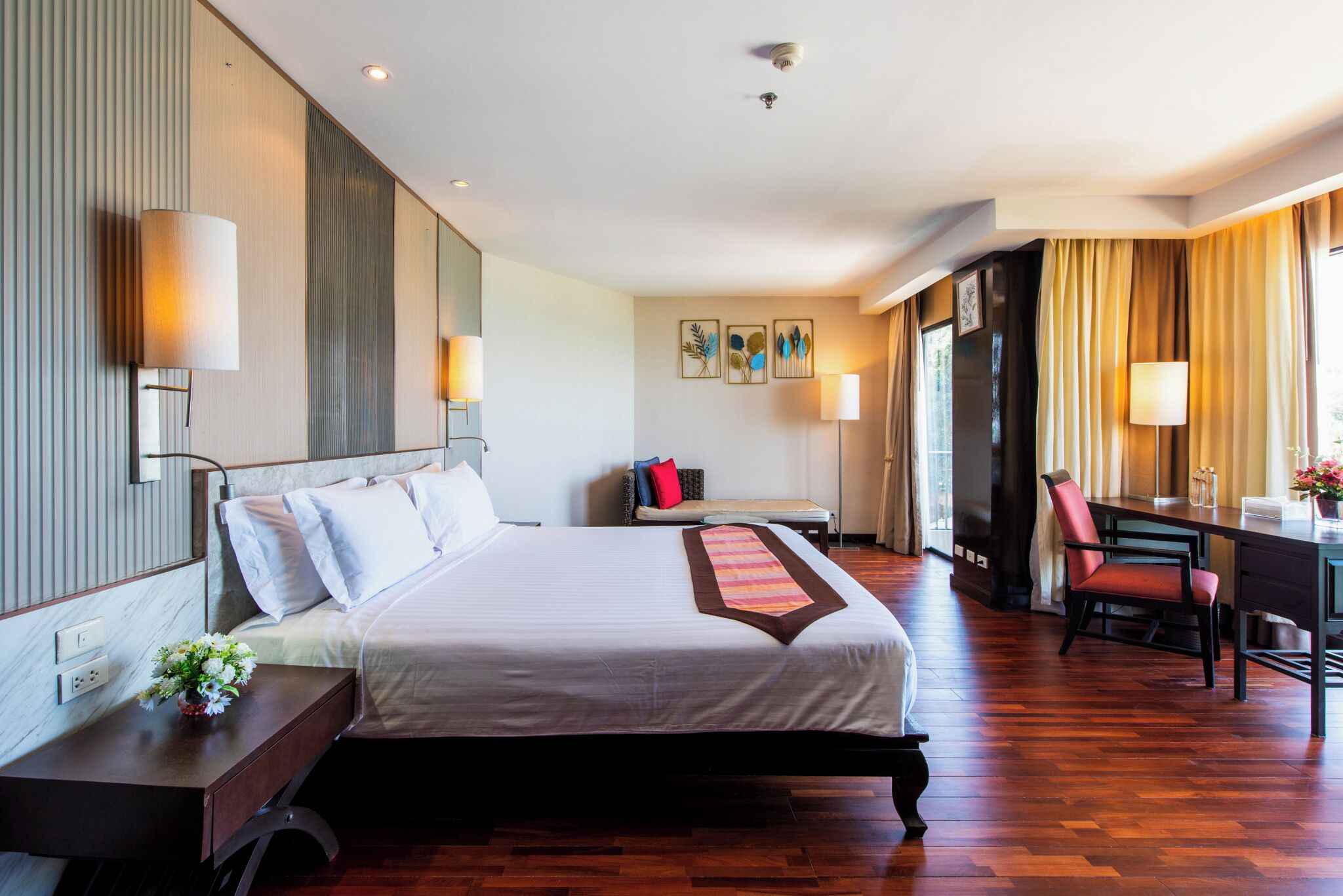 Suite junior | Minibar, caja de seguridad en la habitación y muebles diferentes 