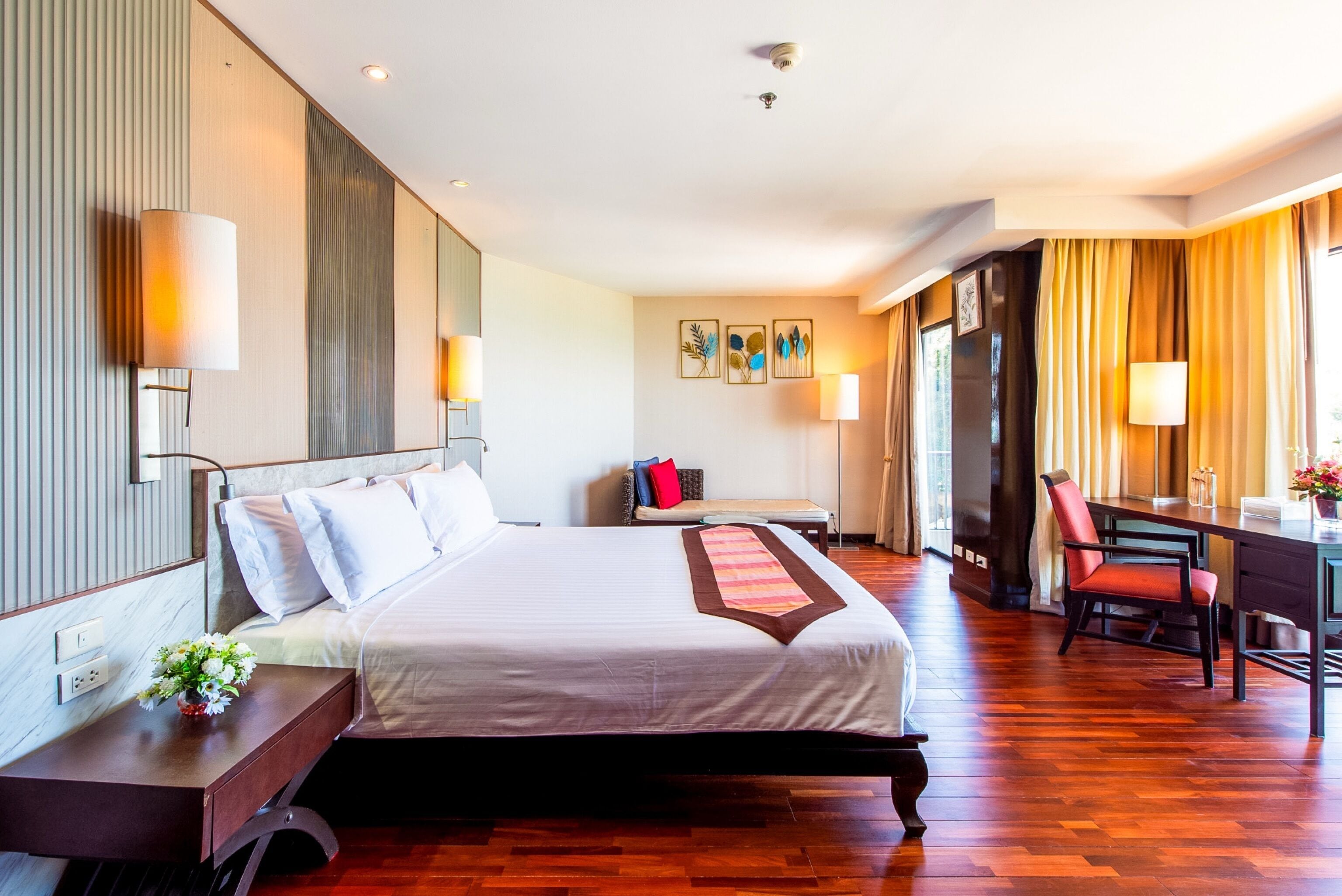 Junior Suite | In-room safe, individually furnished, desk, free WiFi