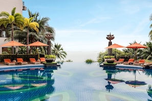 Una piscina al aire libre, sombrillas