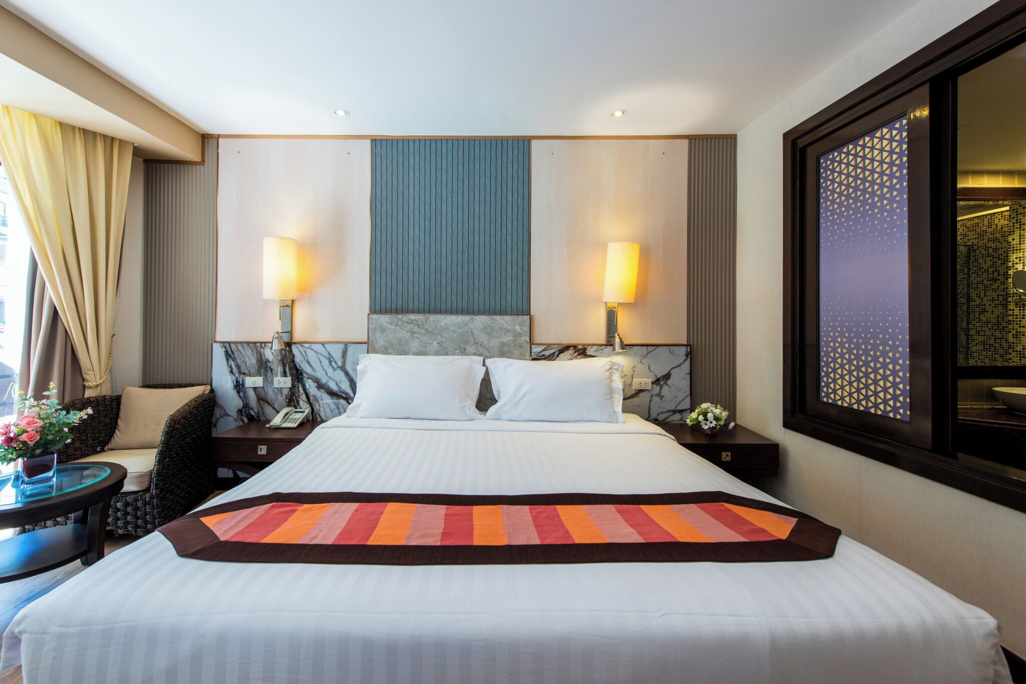 Habitación Deluxe, acceso a la alberca | Minibar, caja de seguridad en la habitación y muebles diferentes 