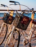 Una fila de bicicletas con cestas, cada una identificada con la etiqueta 'BY14'.