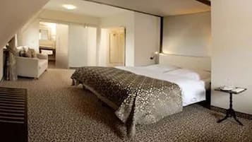 Een minibar, een kluis op de kamer, individueel gedecoreerd, een bureau