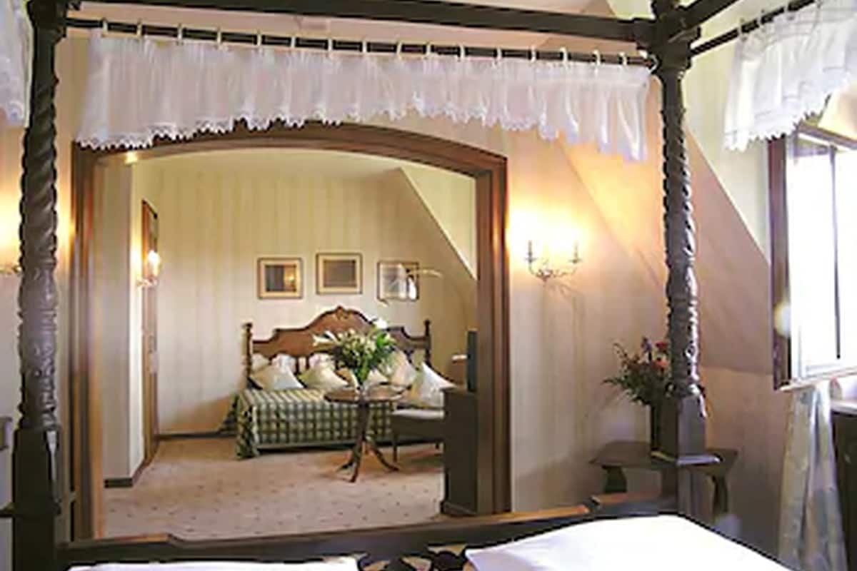 minibar, in-room safe, individually decorated, desk