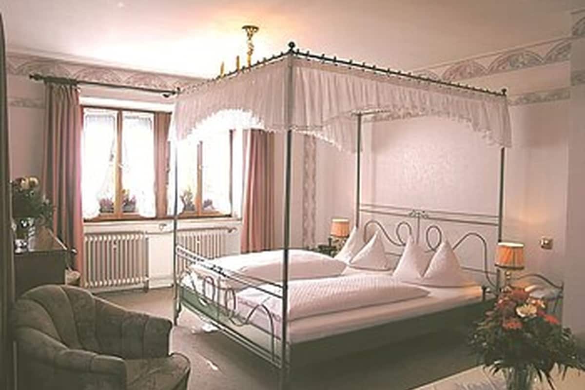 minibar, in-room safe, individually decorated, desk