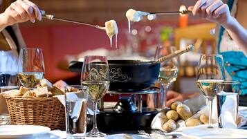 4 restaurants servant le petit déjeuner, spécialités Cuisine française