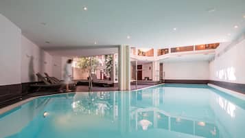 Inomhuspool och solstolar