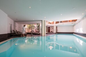 室内游泳池，日光浴躺椅