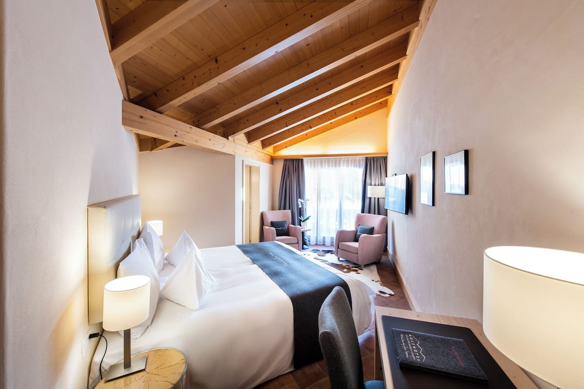 Minibar, caja de seguridad en la habitación y escritorio