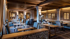 4 restaurants; breakfast, lunch and dinner served  - Golfhotel Les Hauts de Gstaad & SPA (Saanen)