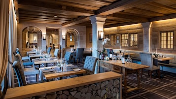 4 restoran; kahvaltı, öğle yemeği ve akşam yemeği sunulur