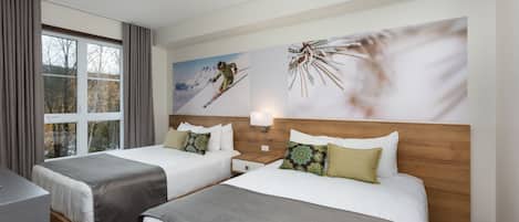 Habitación de hotel con dos camas, un ventanal grande y una obra de arte colgada en la pared.