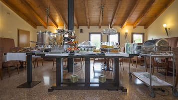 Desayuno continental diario (EUR 12 por persona)