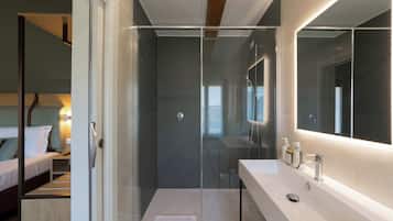 Deluxe-Zimmer | Badezimmer | Dusche, kostenlose Toilettenartikel, Haartrockner, Bidet
