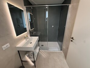 Deluxe-huone | Kylpyhuone | Suihku, ilmaiset hygieniatuotteet, hiustenkuivaaja, bidee