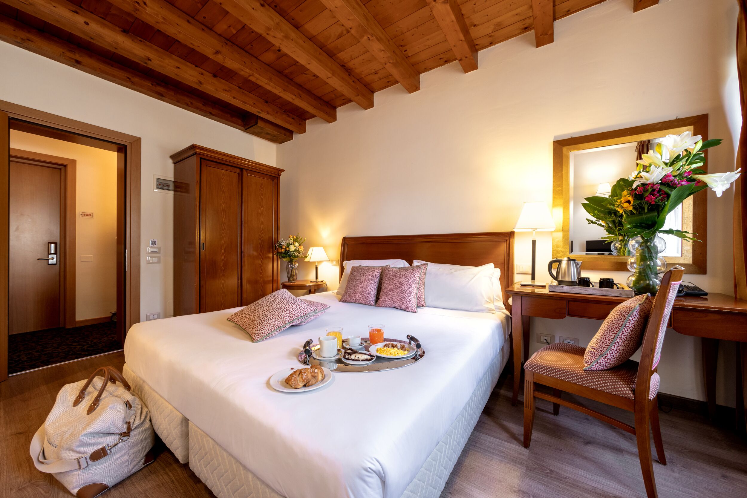 Classic Double Room | Down comforters, minibar, in-room safe, desk