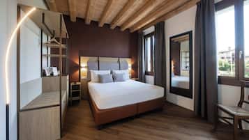 Deluxe Room | Down duvets, minibar, in-room safe, desk