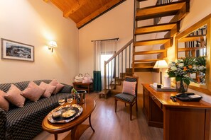 Suite | Donsdekens, een minibar, een kluis op de kamer, een bureau