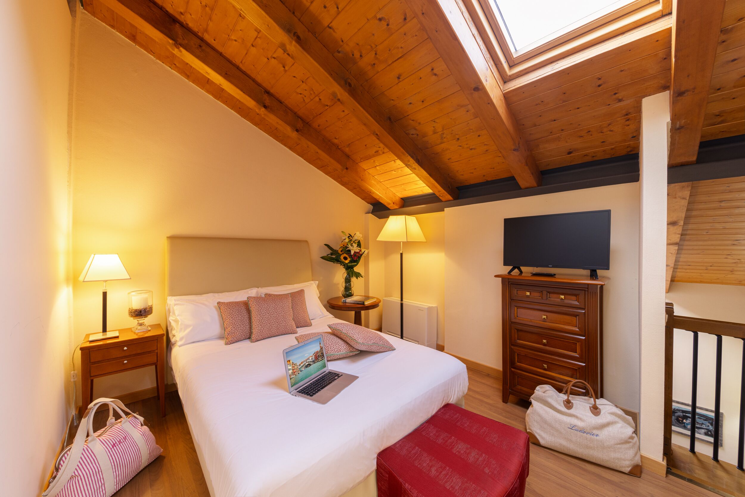 suite | down duvets, minibar, in-room safe, desk