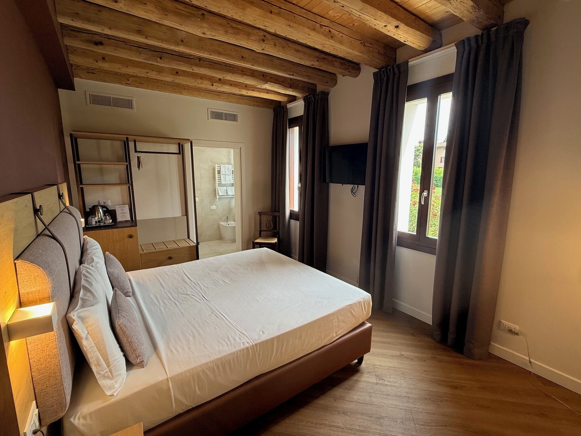 Deluxe-Zimmer | Daunenbettdecken, Minibar, Zimmersafe, Schreibtisch