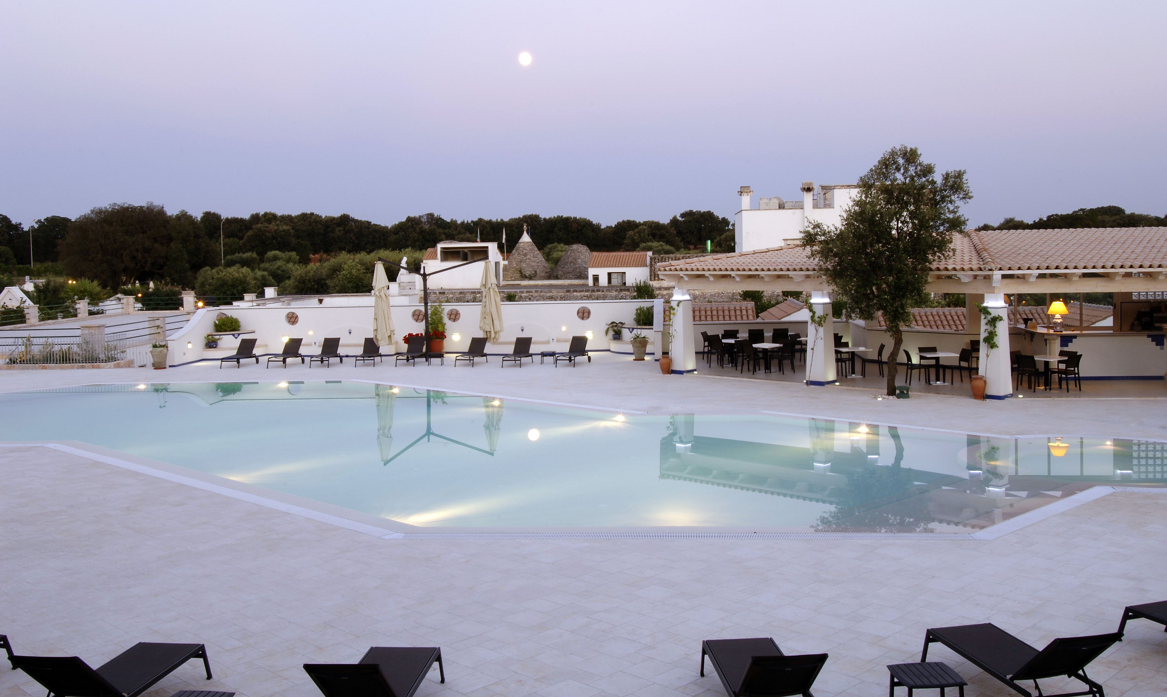 seasonal outdoor pool, pool umbrellas