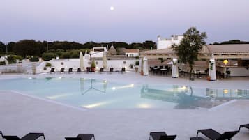 Seasonal outdoor pool, pool umbrellas