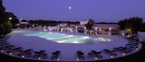 Seasonal outdoor pool, pool umbrellas