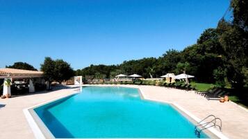 Seasonal outdoor pool, pool umbrellas