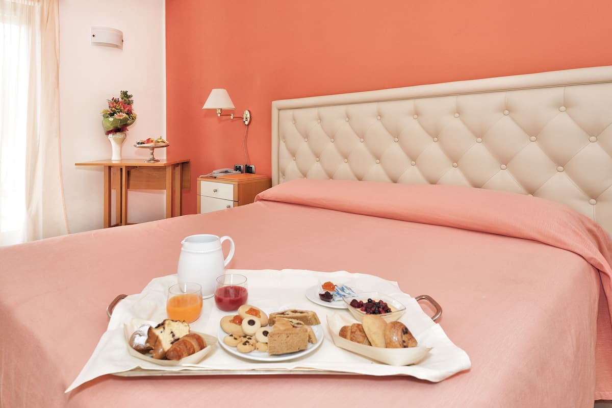 1 bedroom, hypo-allergenic bedding, down duvets, select comfort beds