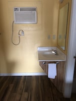 Cortinas blackout, Wi-Fi de cortesia, roupa de cama, despertadores