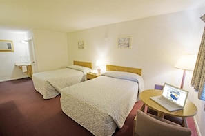 Blackout curtains, free WiFi, bed sheets, alarm clocks - Americas Best Value Inn Jonesville (Jonesville)