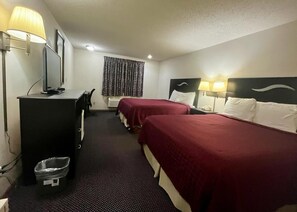 Huone, 2 keskisuurta parisänkyä, tupakointi kielletty | Työpöytä, silitysrauta/-lauta, ilmainen Wi-Fi, vuodevaatteet