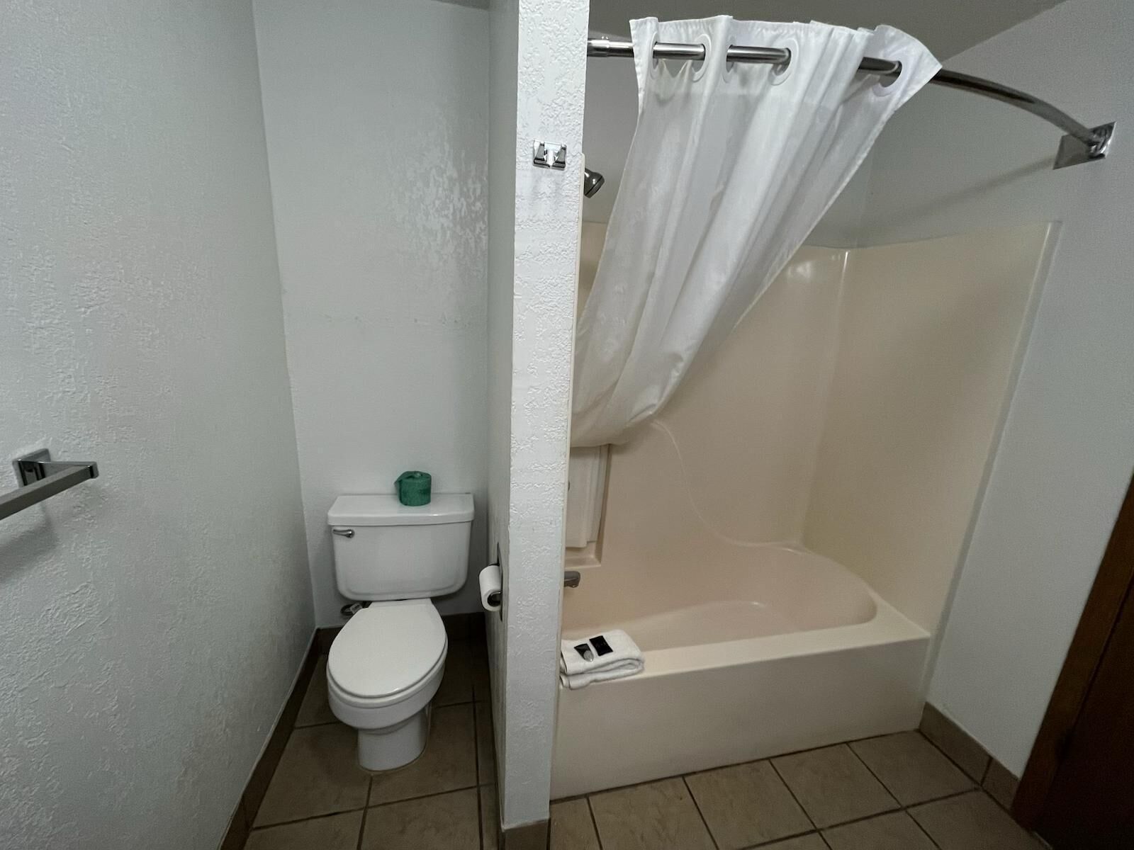 Ein Badezimmer mit Toilette, Dusche und Badewanne.