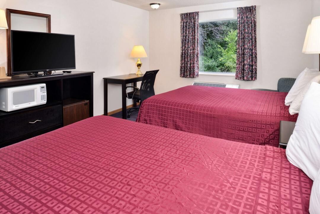 Chambre, 2 grands lits, non-fumeur | Bureau, fer et planche à repasser, accès au Wi-Fi (inclus)