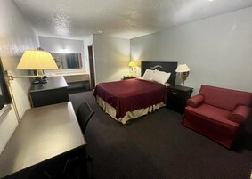 Escritorio, tabla de planchar con plancha, wifi gratis y ropa de cama 