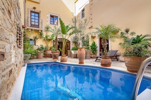 Una piscina al aire libre de temporada (de 10:30 a 18:30), tumbonas