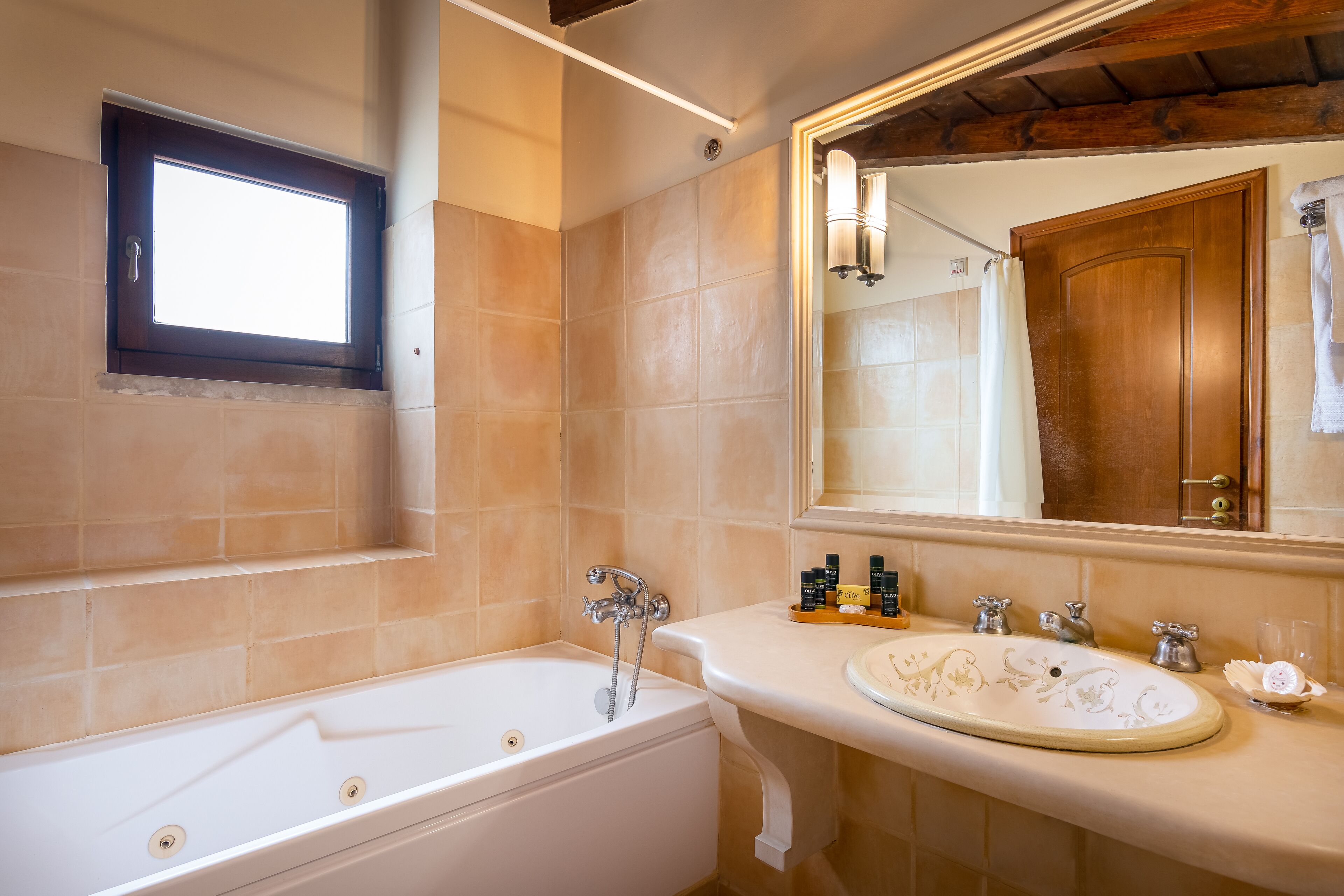 junior suite (with old town view) | bathroom | free toiletries, hair dryer, bathrobes, slippers