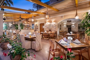 Se ofrece un desayuno bufé (12 EUR por persona)