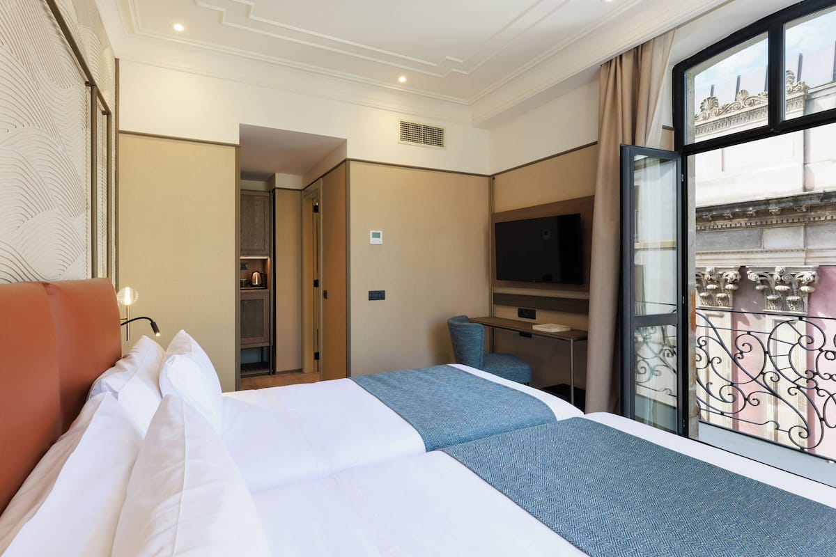 Duntäcken, minibar, värdeförvaringsskåp på rummet och skrivbord