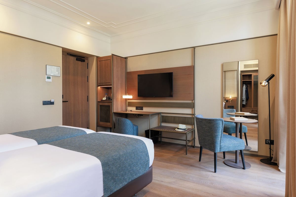 Duntäcken, minibar, värdeförvaringsskåp på rummet och skrivbord