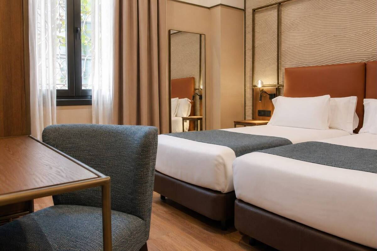 Quarto casal ou duplo standard, vista para a cidade | Edredons de pluma, frigobar, cofres nos quartos, escrivaninha
