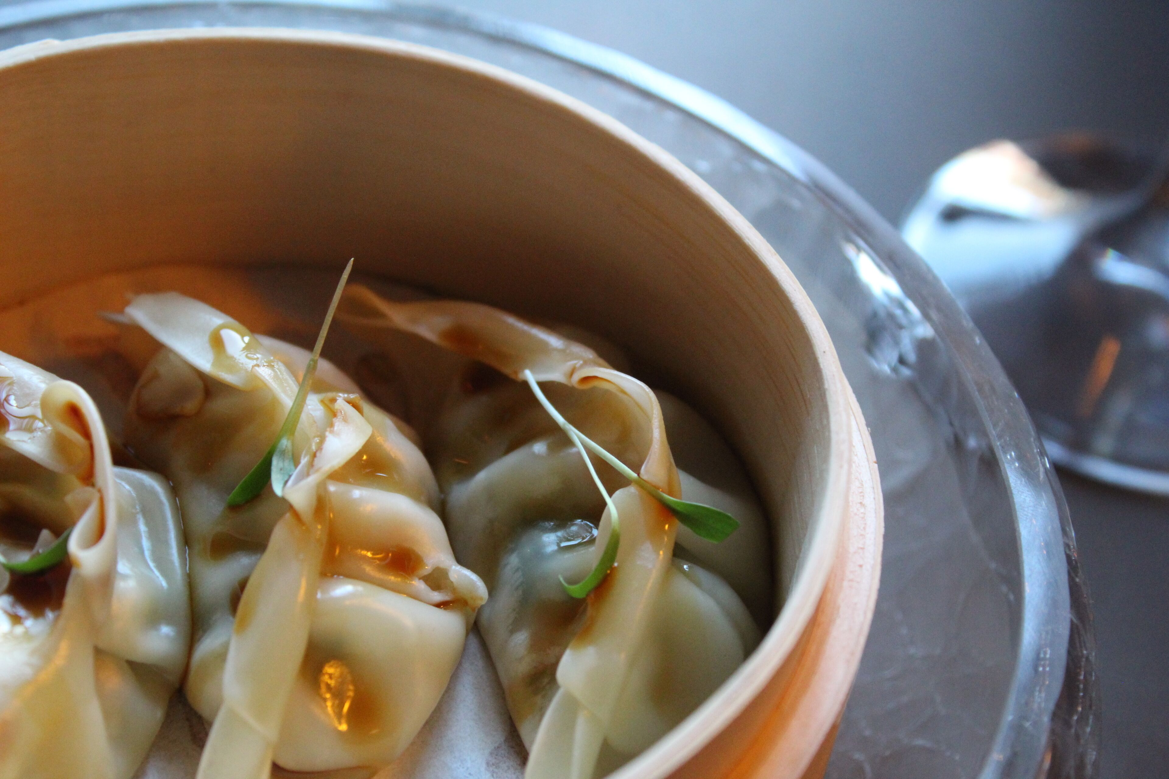 Un bol de dumplings con guarnición.