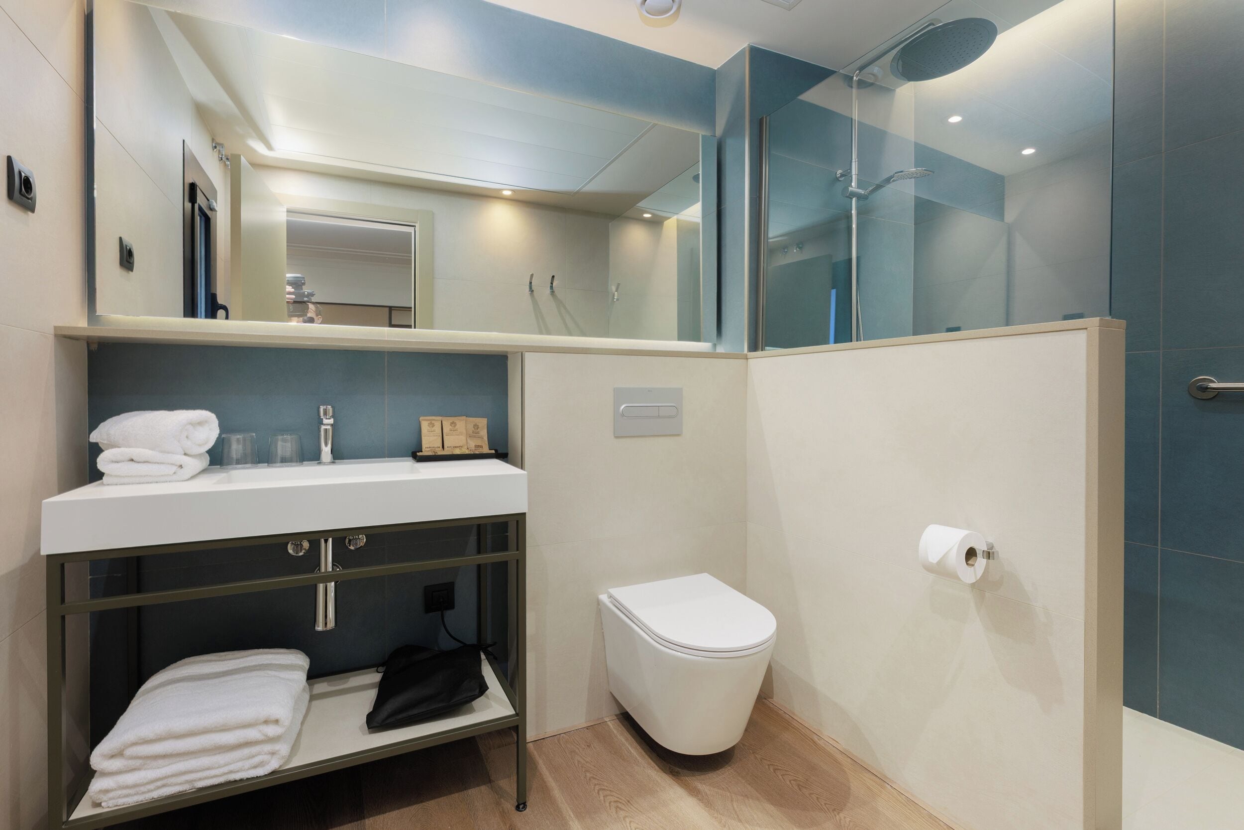 Ein modernes Badezimmer mit Waschbecken, Spiegel und Toilette.
