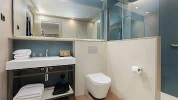 Ein modernes Badezimmer mit Waschbecken, Spiegel und Toilette.