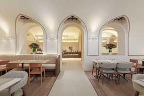 Café da manhã com buffet todos os dias (EUR 16 por pessoa)