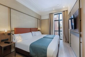 Edredones de plumas, minibar, caja fuerte y escritorio