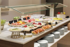 Café da manhã com buffet todos os dias mediante uma taxa